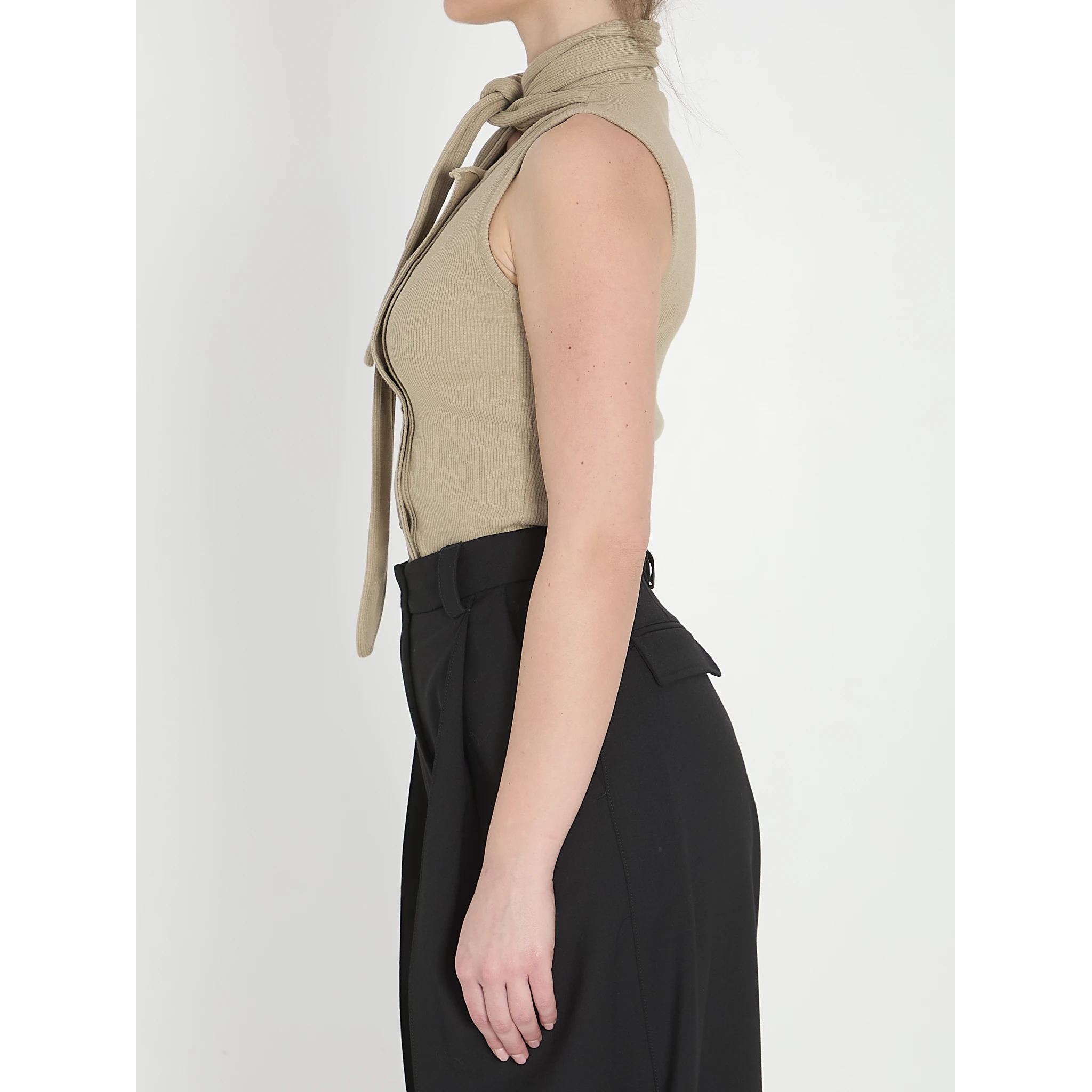 Asymmetrical fitted top