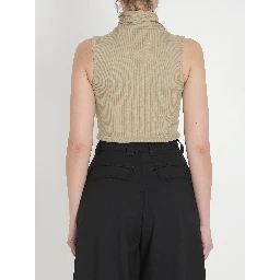 Asymmetrical fitted top