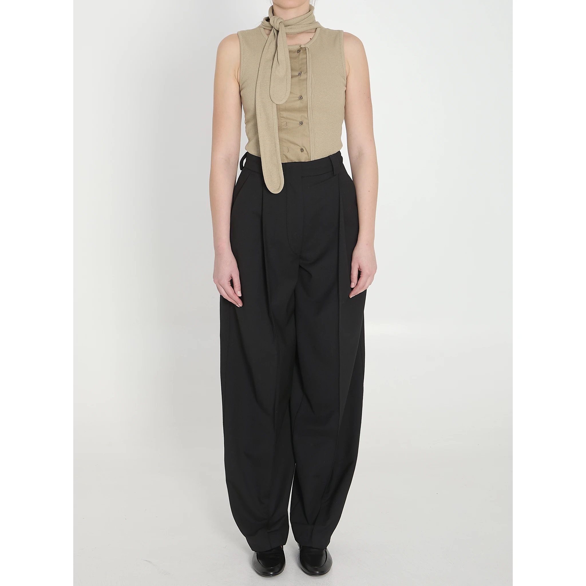 Asymmetrical fitted top