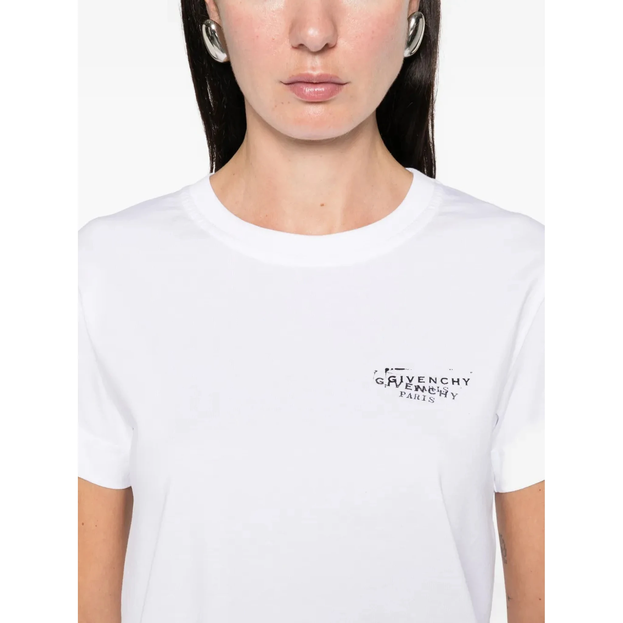 تيشيرتات وبولو جيفنشي بيضاء