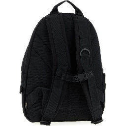 حقيبة ظهر بشعار