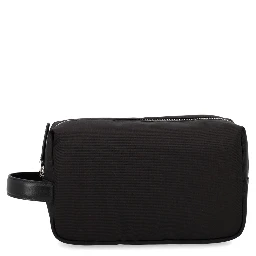 حقيبة يد صغيرة مزينة بشعار