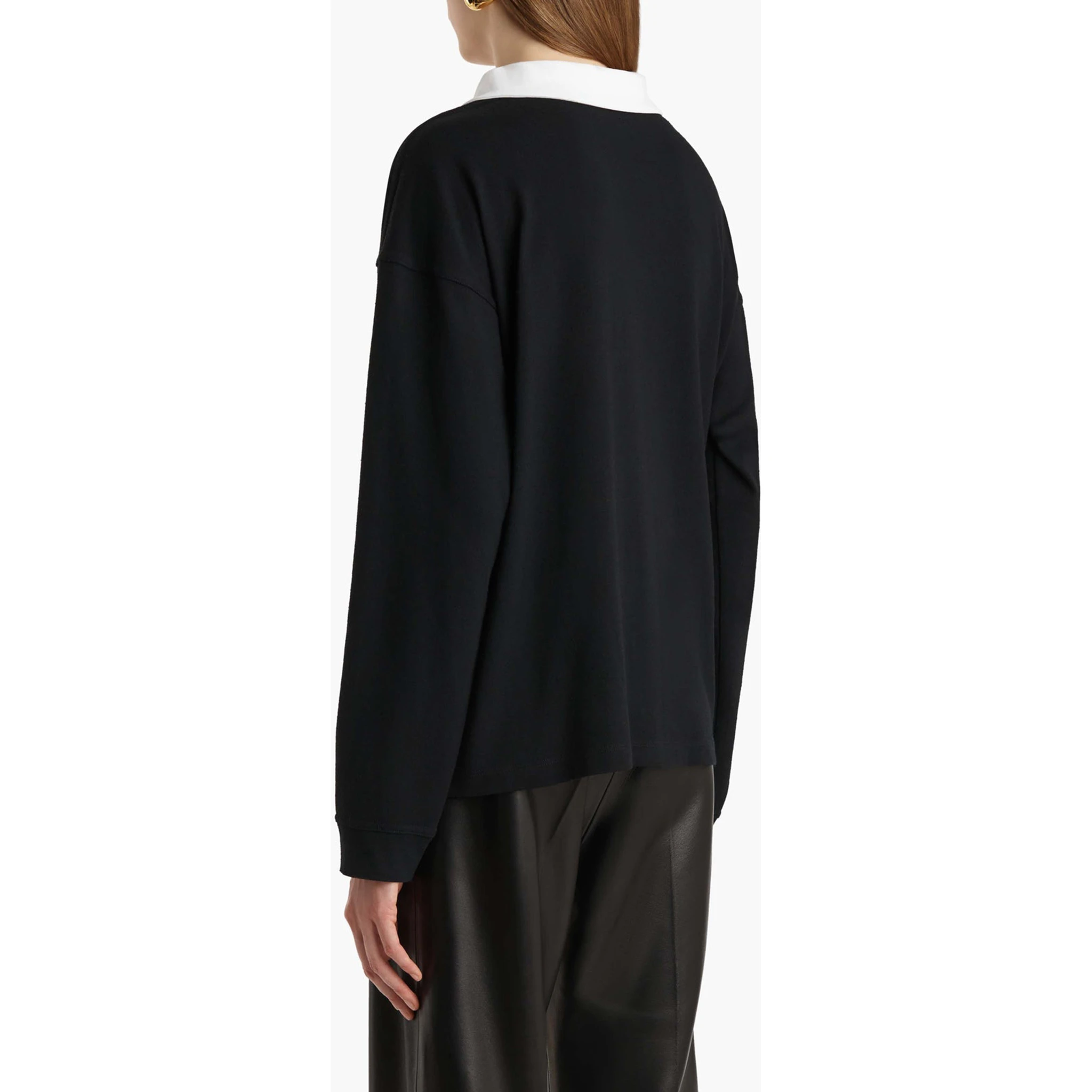 تيشيرتات وبولو سوداء من KHAITE