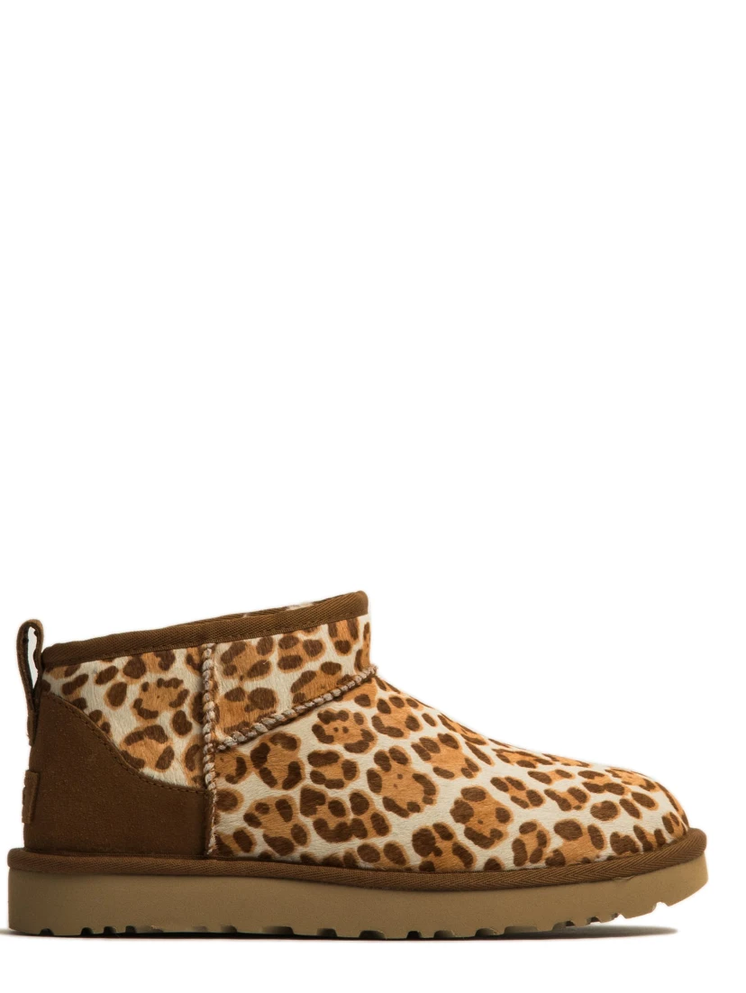 أحذية UGG بنية اللون