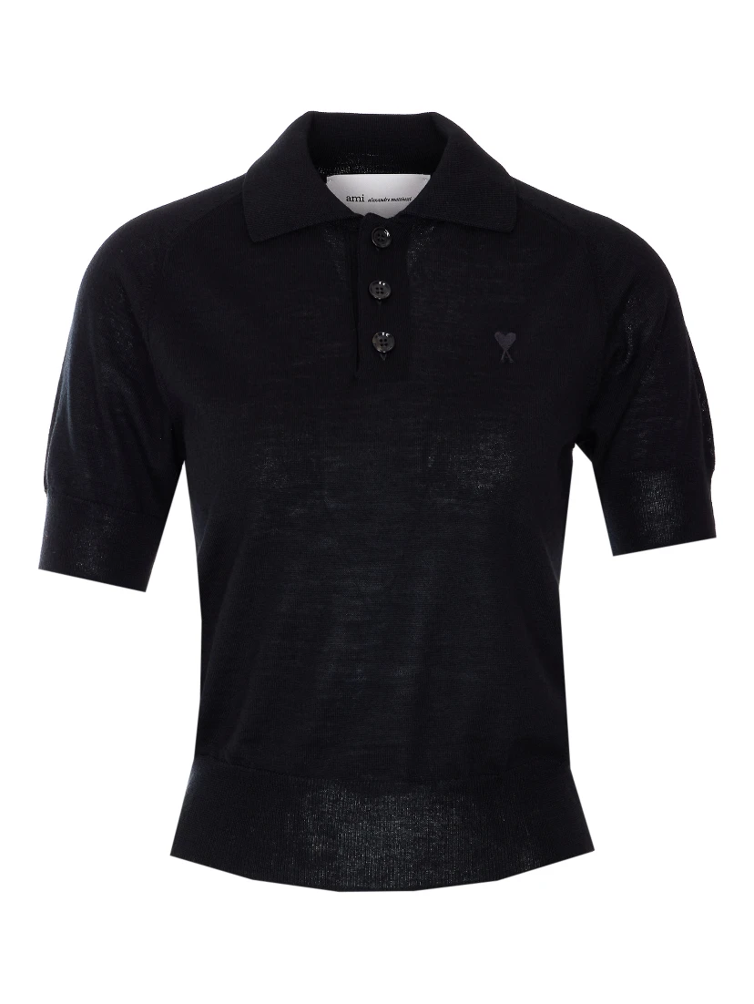 تيشيرتات وبولو سوداء من تصميم آمي ألكسندر ماتيوسي