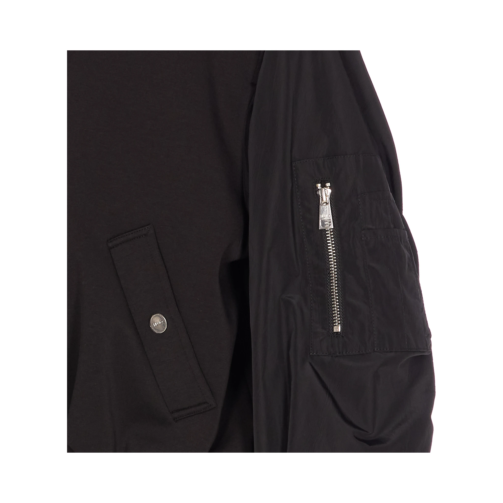 جاكيتات ليو جو سوداء