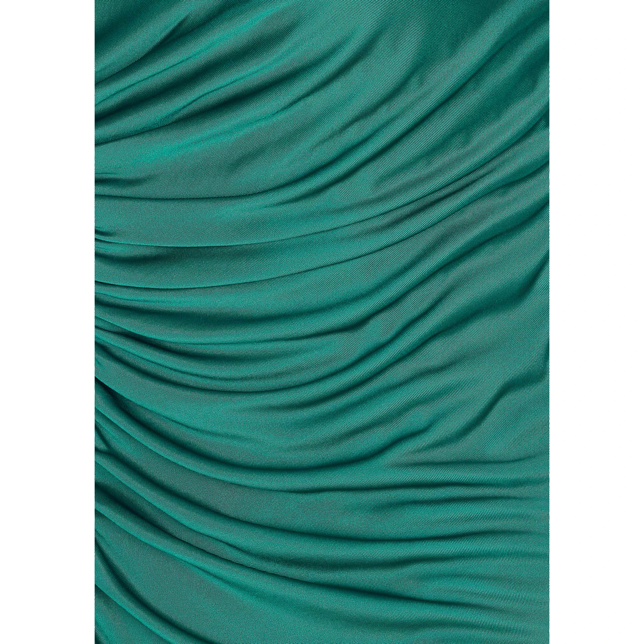 فساتين فيرساتشي خضراء