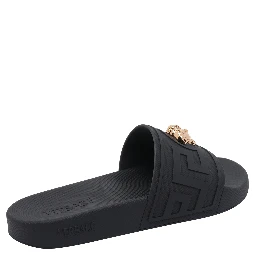 صندل فيرساتشي أسود