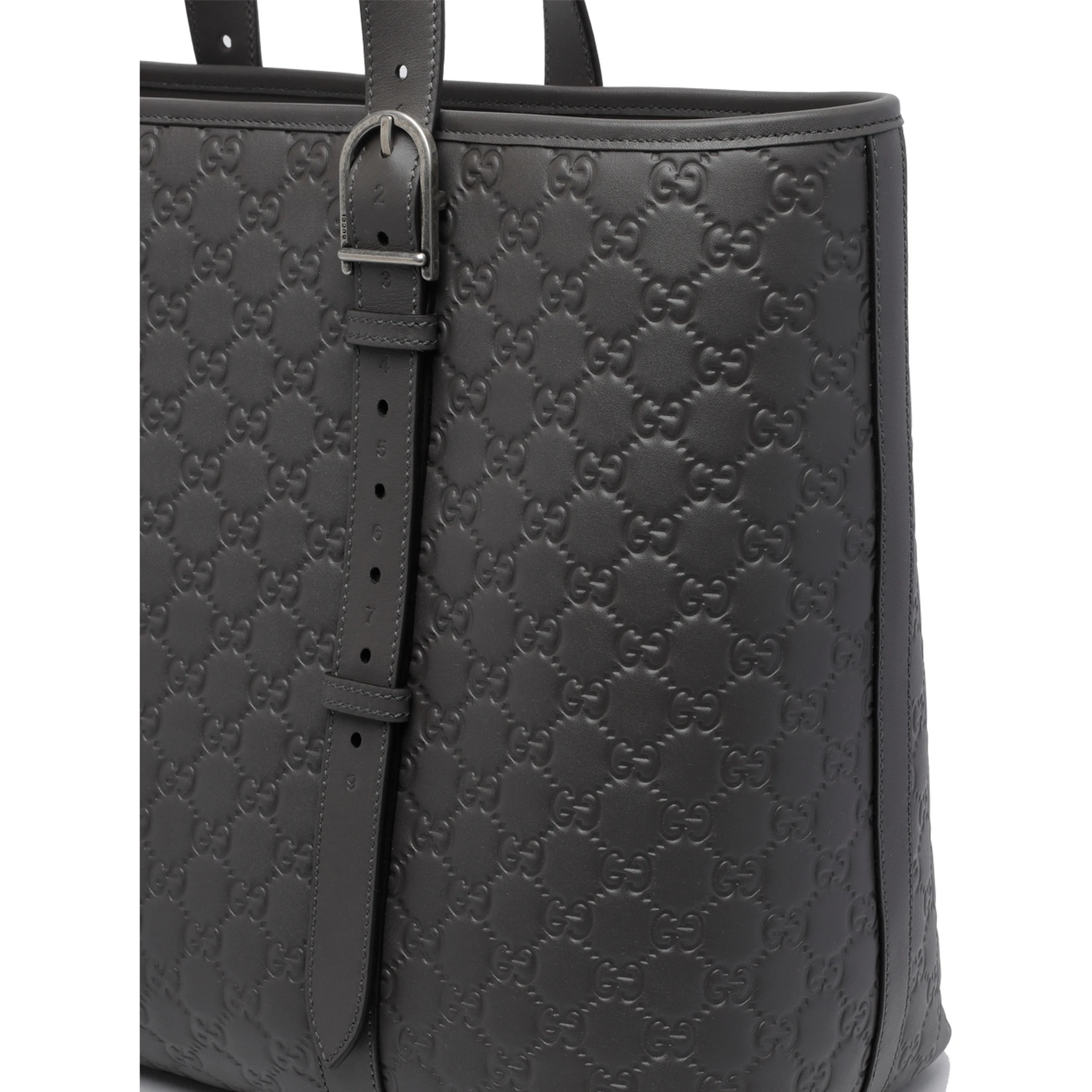 حقيبة تسوق كبيرة رمادية داكنة اللون مزينة بشعار GG