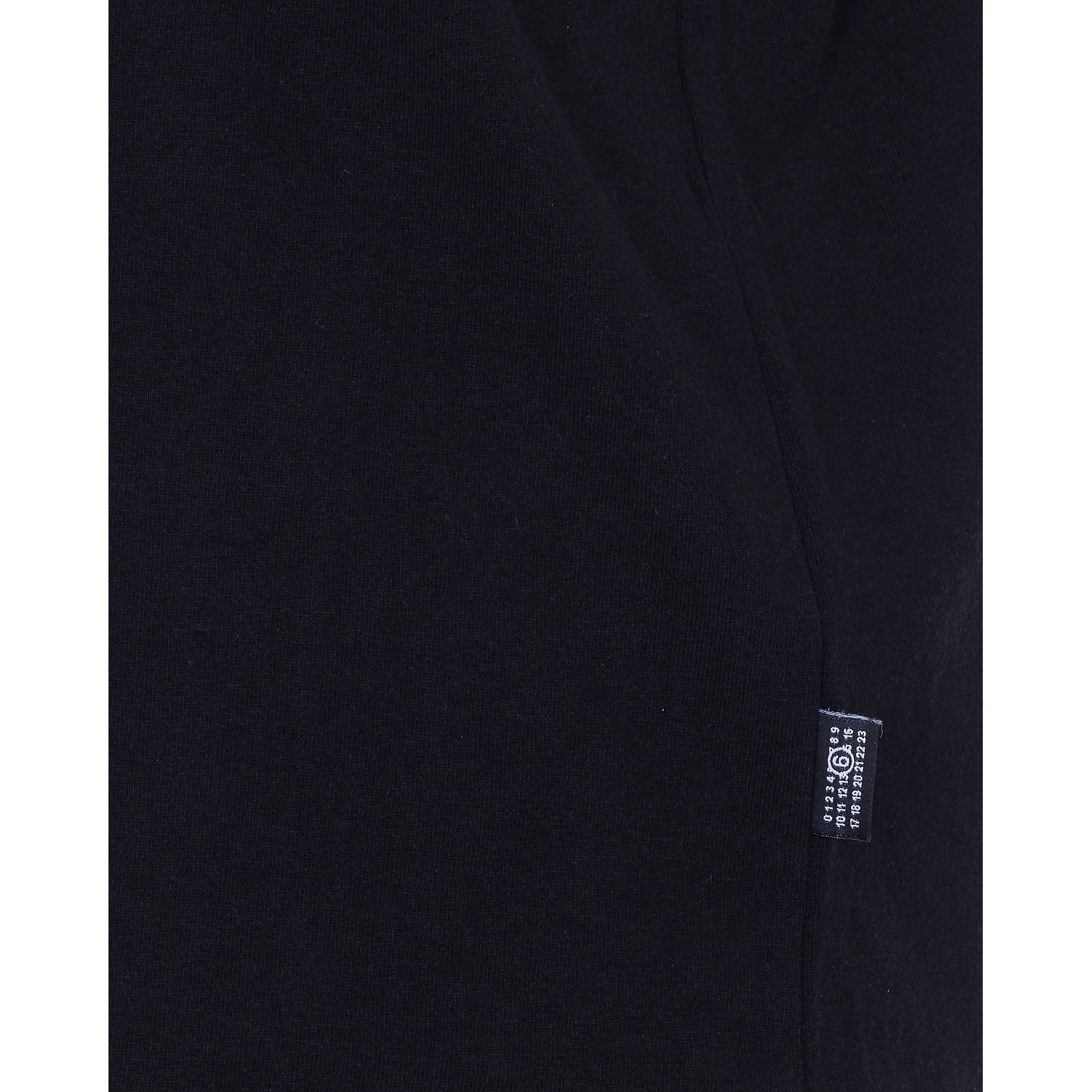 تيشيرتات وبولو سوداء من MM6 Maison Margiela