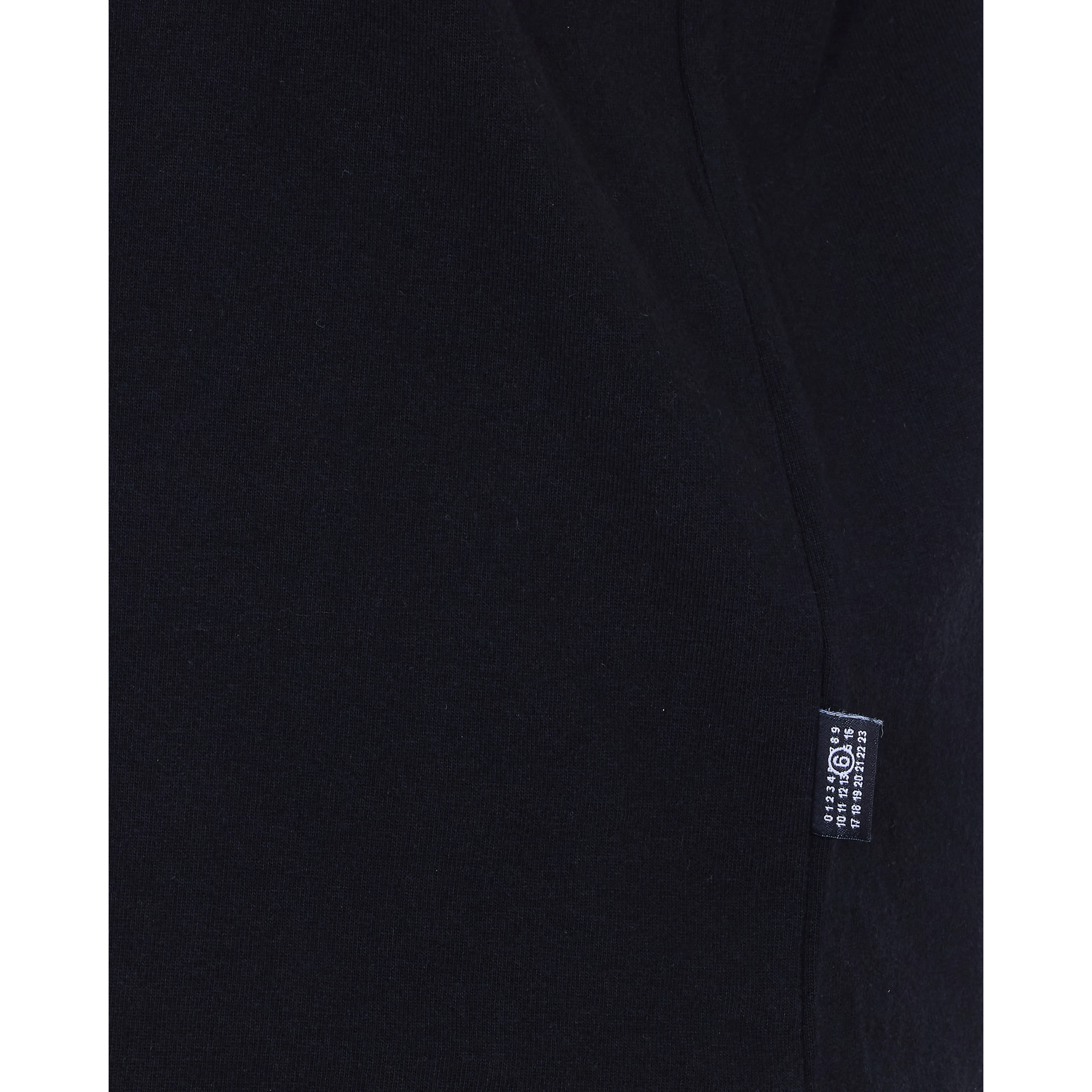 تيشيرتات وبولو سوداء من MM6 Maison Margiela
