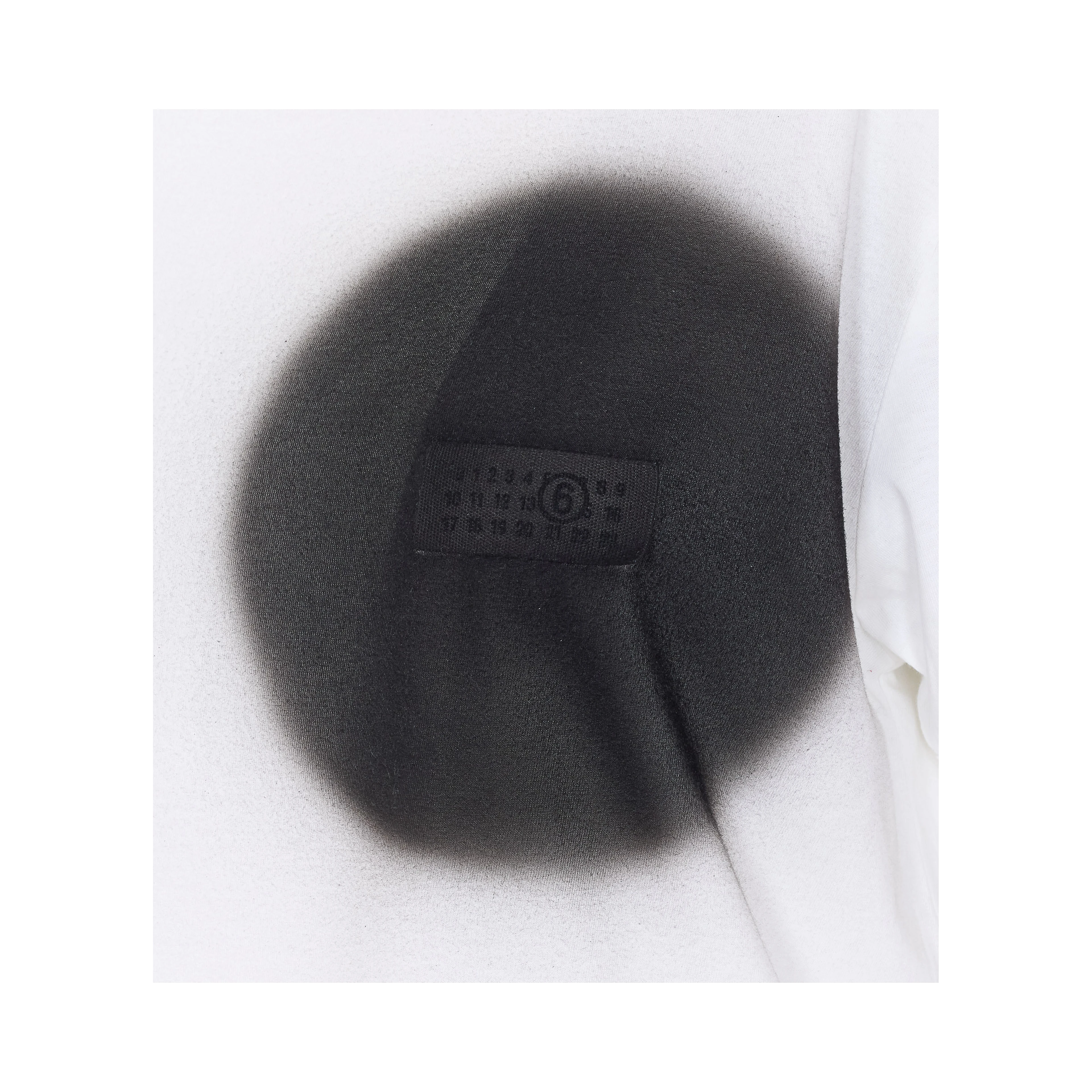 تيشيرتات وبولو بيضاء من MM6 Maison Margiela