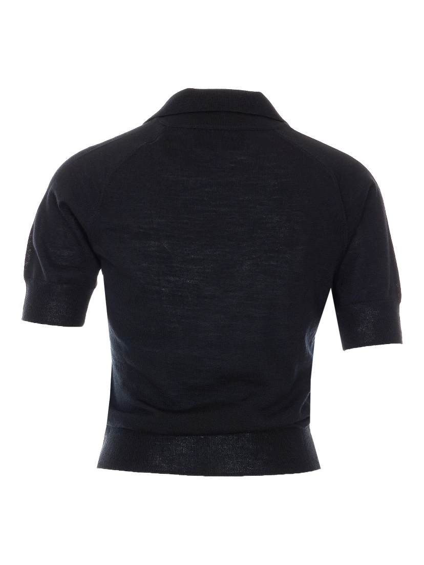 تيشيرتات وبولو سوداء من تصميم آمي ألكسندر ماتيوسي