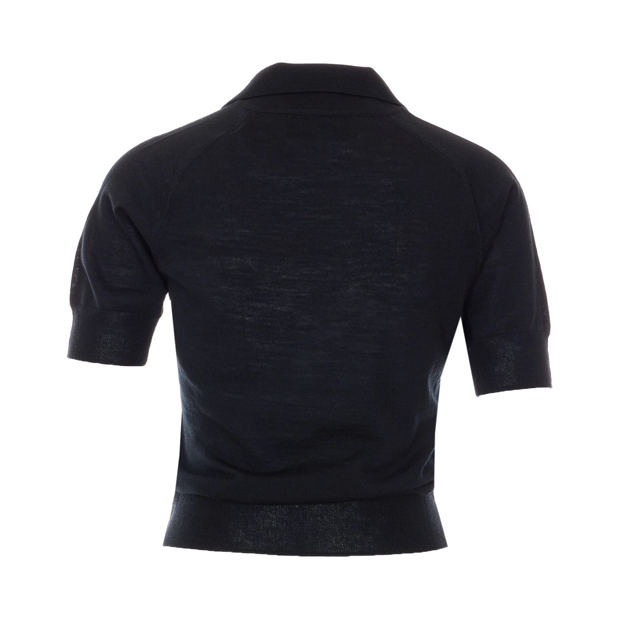 تيشيرتات وبولو سوداء من تصميم آمي ألكسندر ماتيوسي