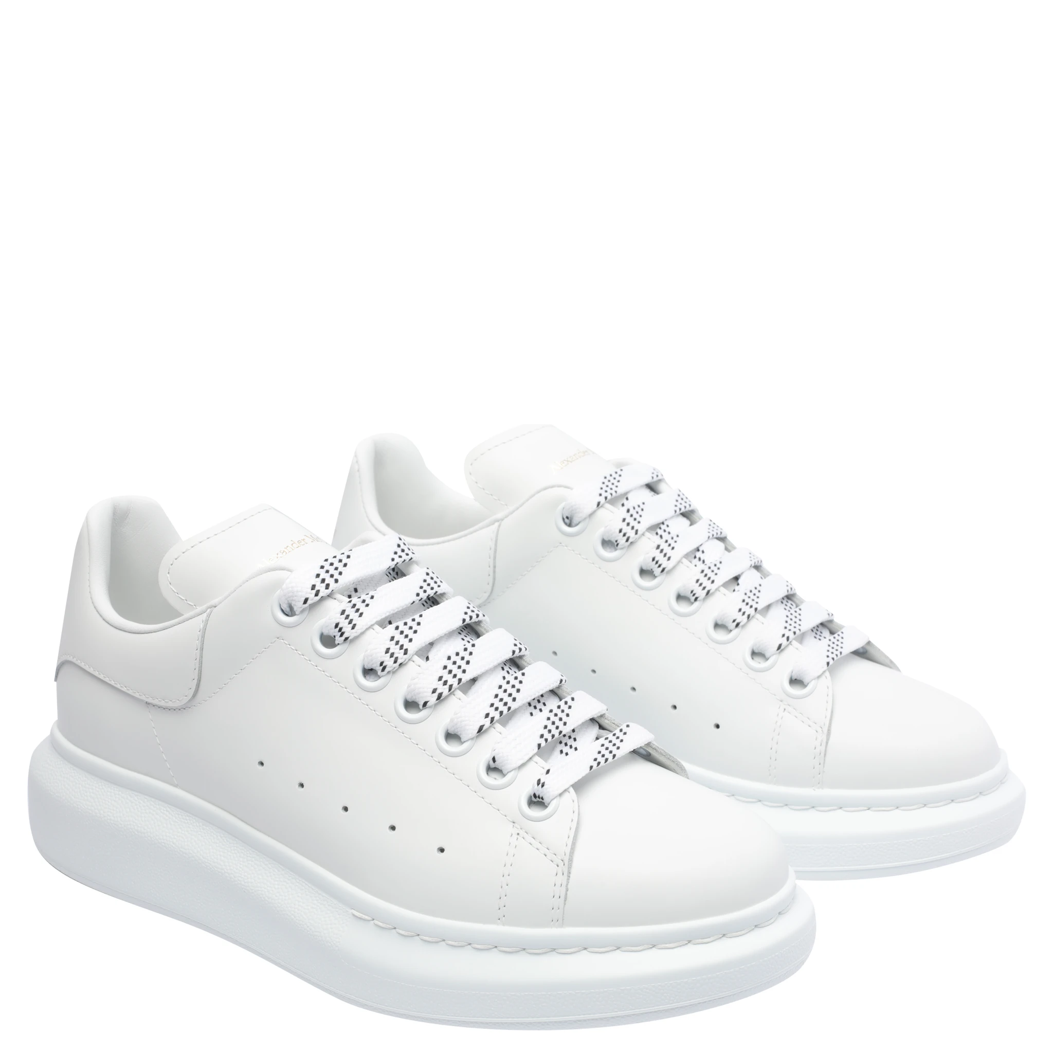 حذاء رياضي أبيض من ألكسندر ماكوين