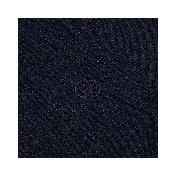 سترة رياضية بشعار