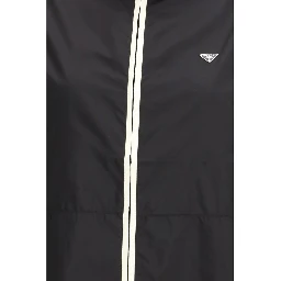 سترة خارجية سوداء من البولياميد