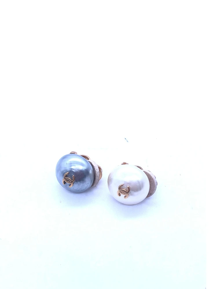 Gray And White Pearl Stud Earrings alternative