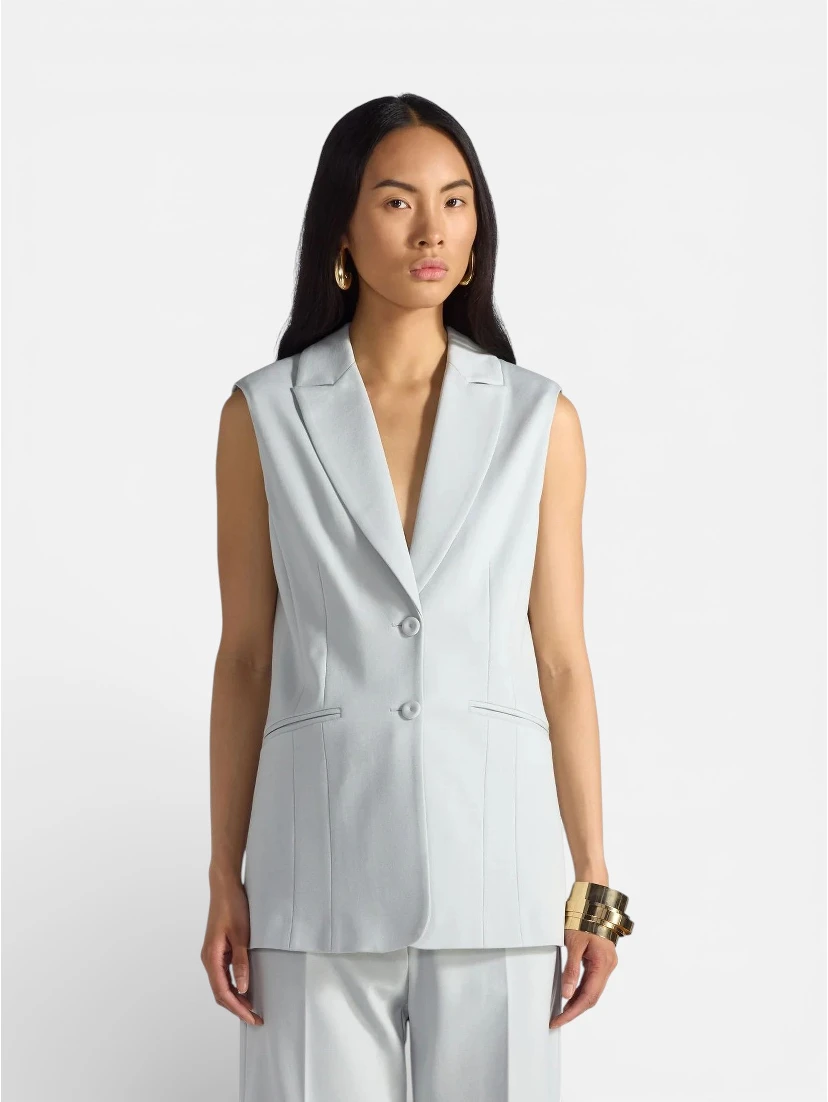 سترة ليفيانا كونتي لوجان