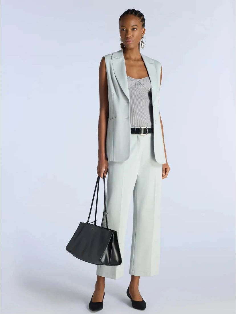 سترة ليفيانا كونتي لوجان