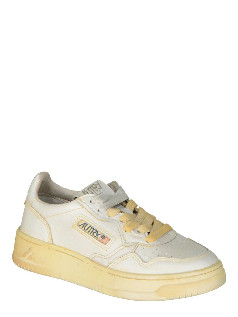 حذاء رياضي أبيض من الجلد