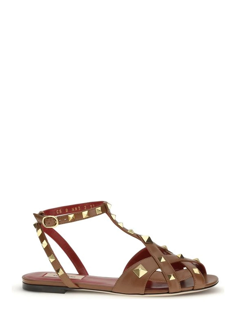 صندل بني اللون من جلد الماعز بحزام