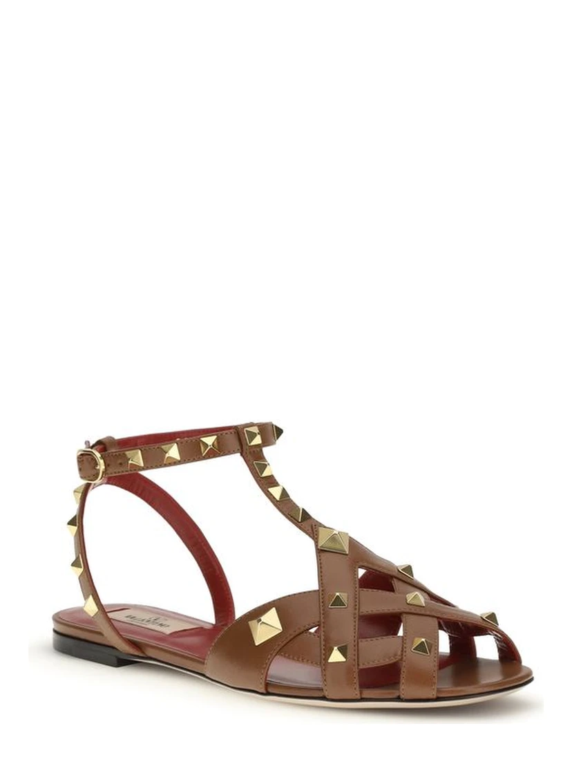 صندل بني اللون من جلد الماعز بحزام