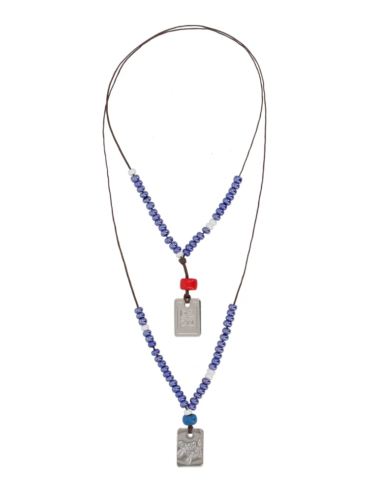 قلادة مزينة بلوحات تحمل شعارات