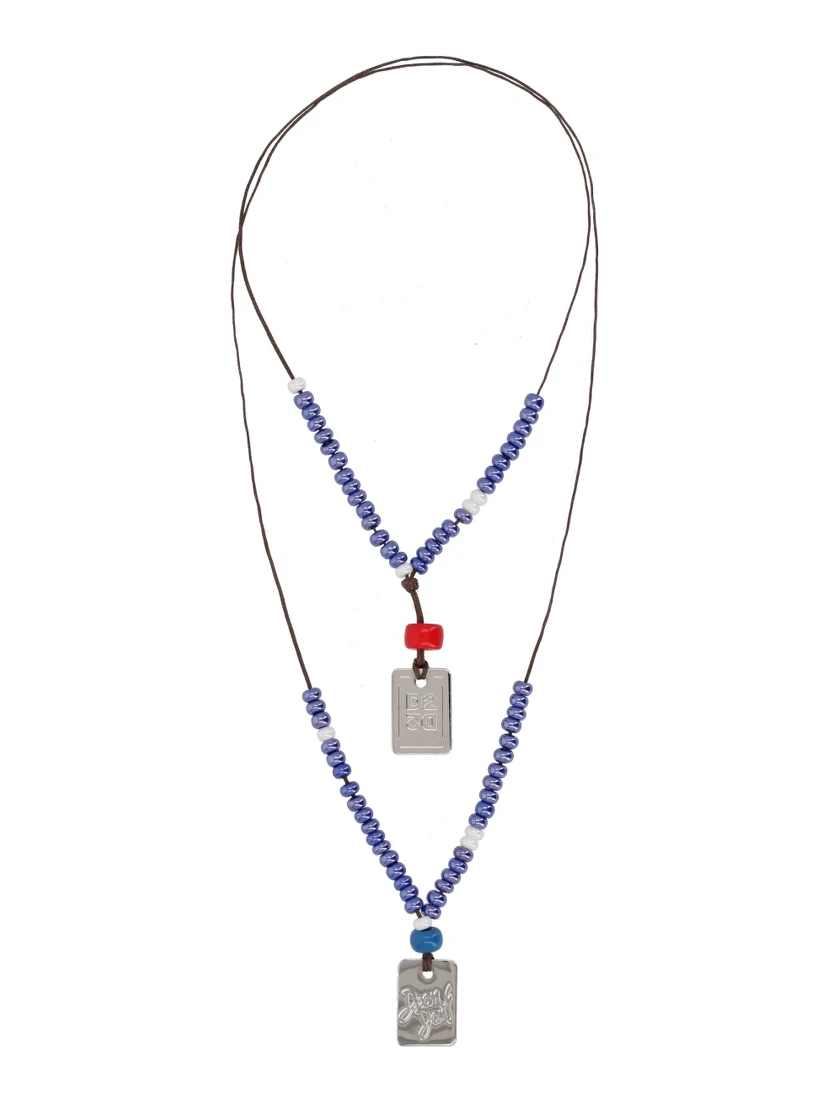 قلادة مزينة بلوحات تحمل شعارات