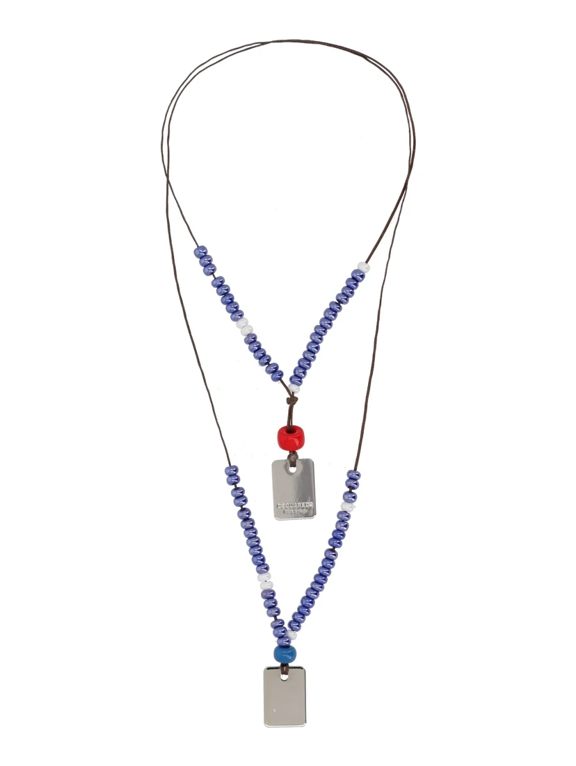 قلادة مزينة بلوحات تحمل شعارات