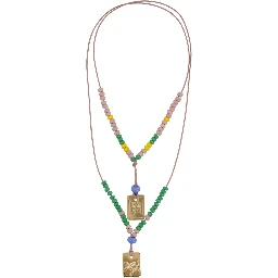 قلادة مزينة بلوحات تحمل شعارات