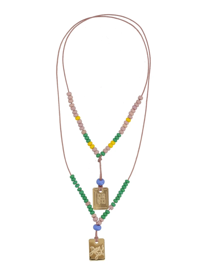 قلادة مزينة بلوحات تحمل شعارات