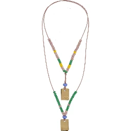 قلادة مزينة بلوحات تحمل شعارات