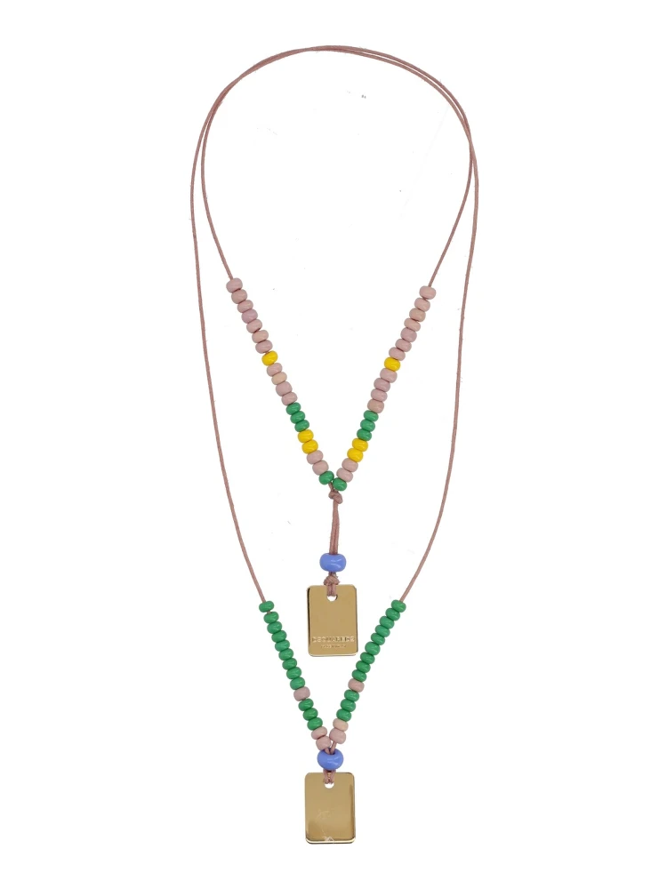 قلادة مزينة بلوحات تحمل شعارات alternative