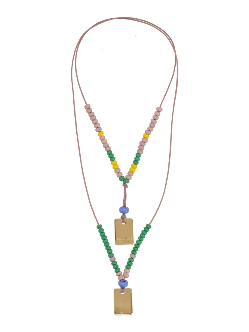 قلادة مزينة بلوحات تحمل شعارات