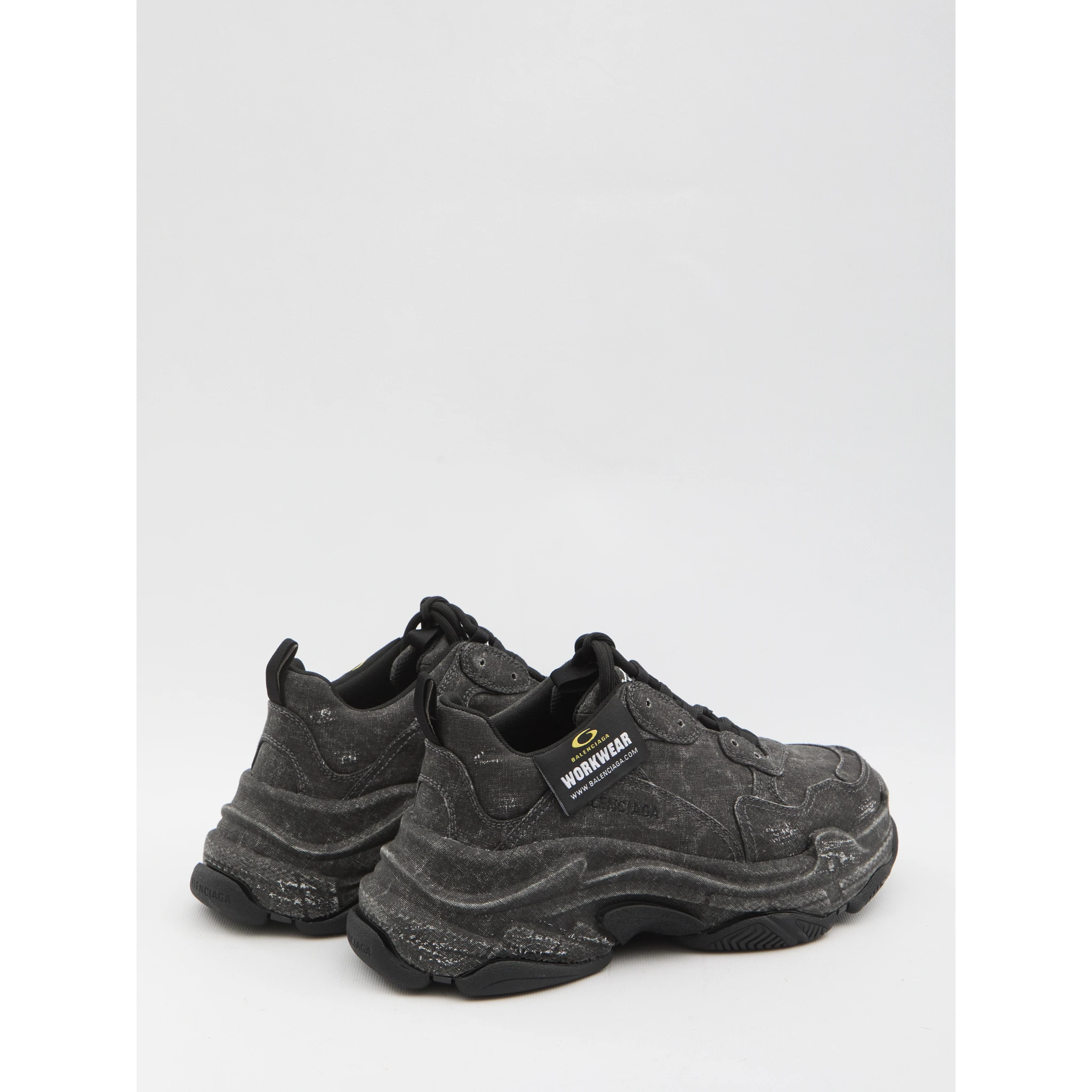 حذاء رياضي تريبل إس