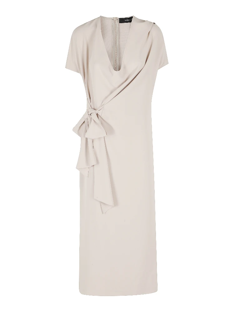 فستان كادي طويل منسدل بياقة على شكل حرف V