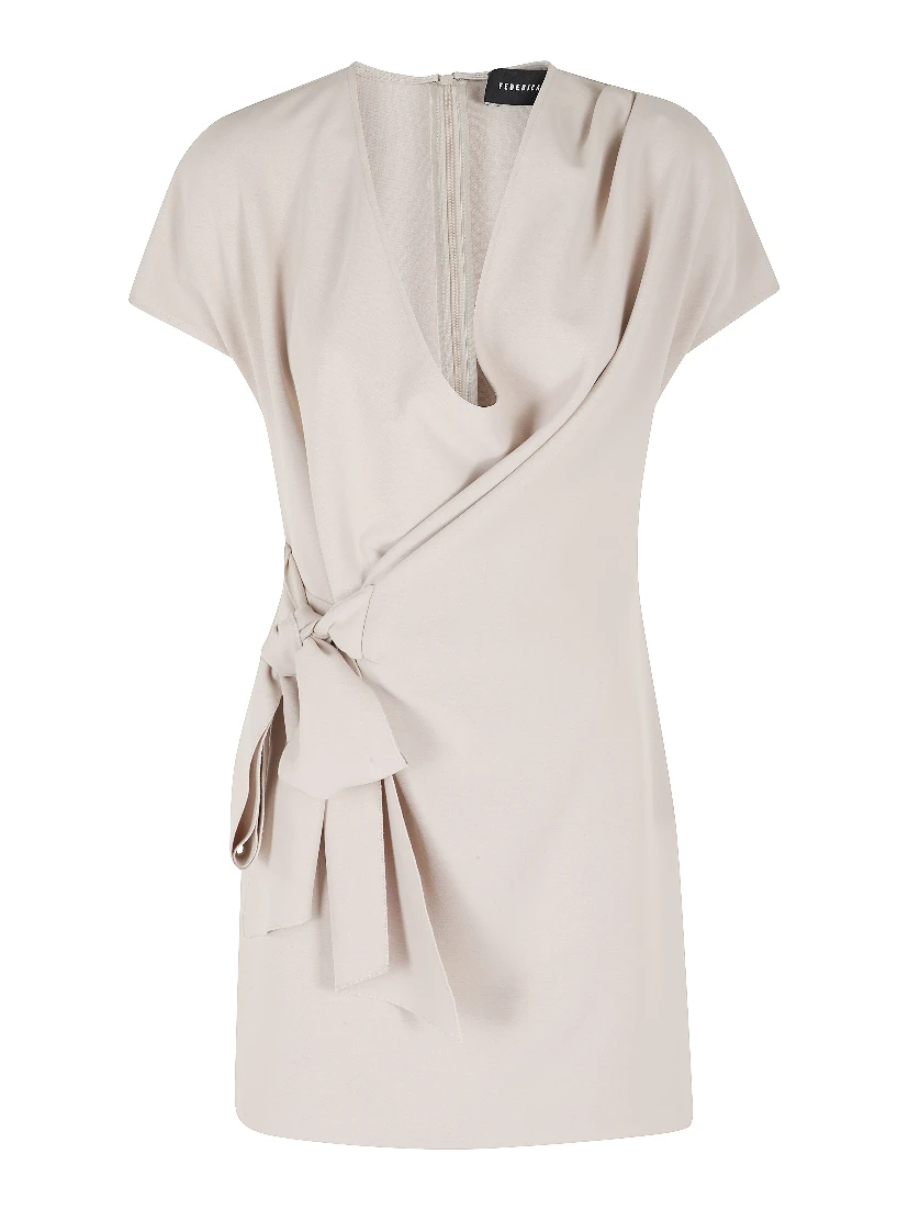 فستان قصير منسدل بياقة على شكل حرف V