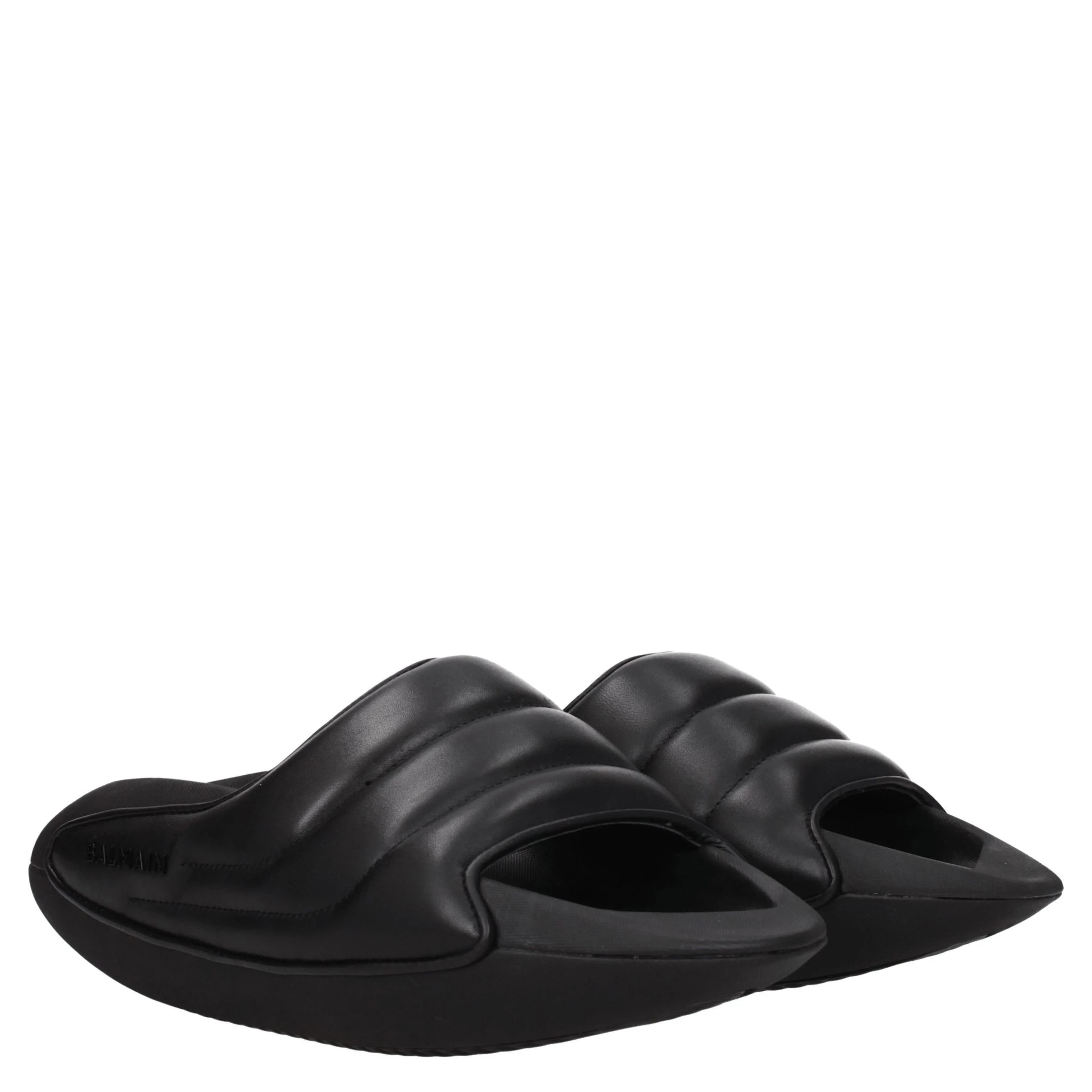 شباشب جلدية سوداء