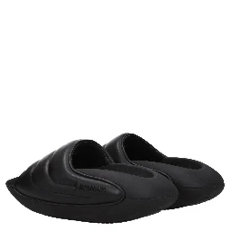 شباشب جلدية سوداء