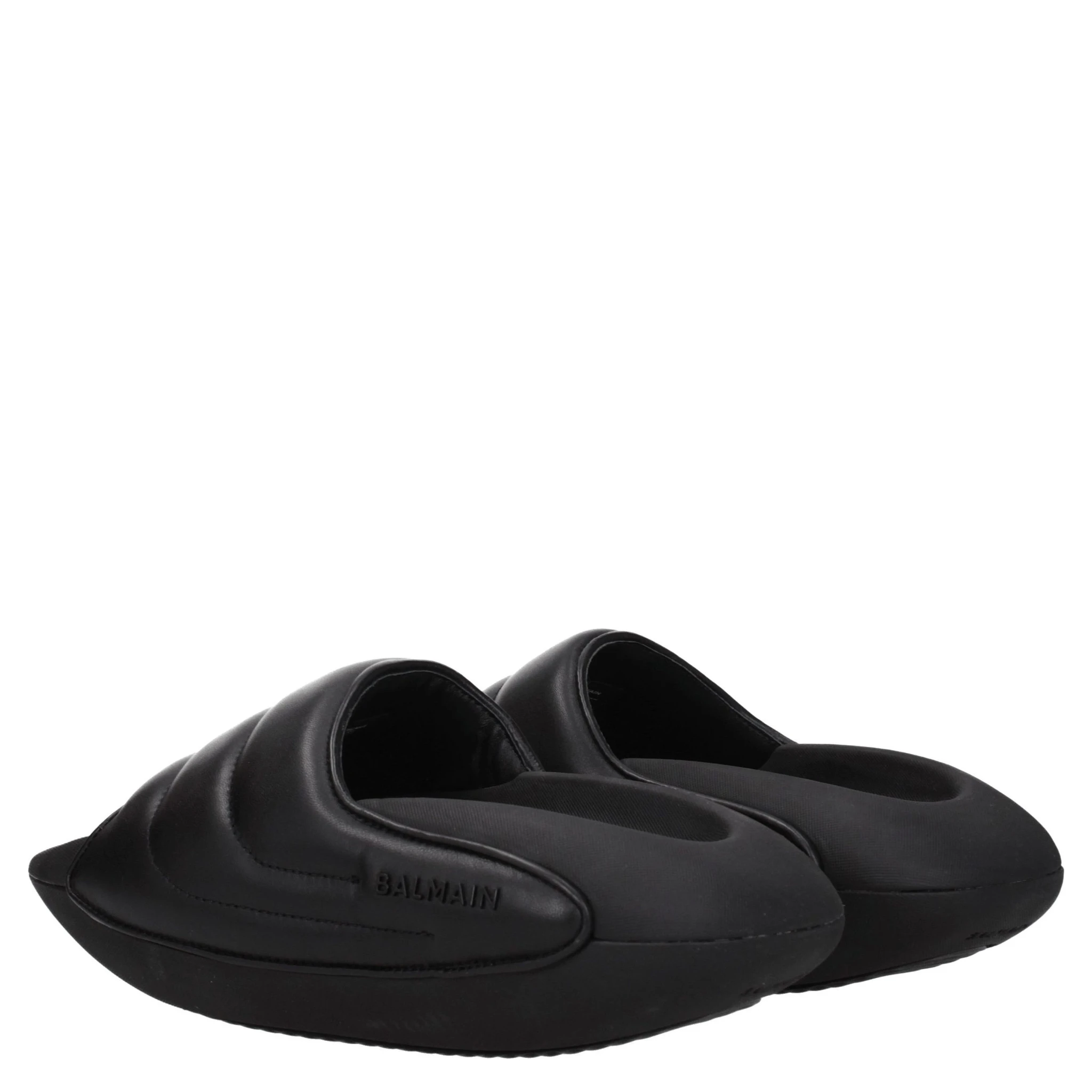 شباشب جلدية سوداء