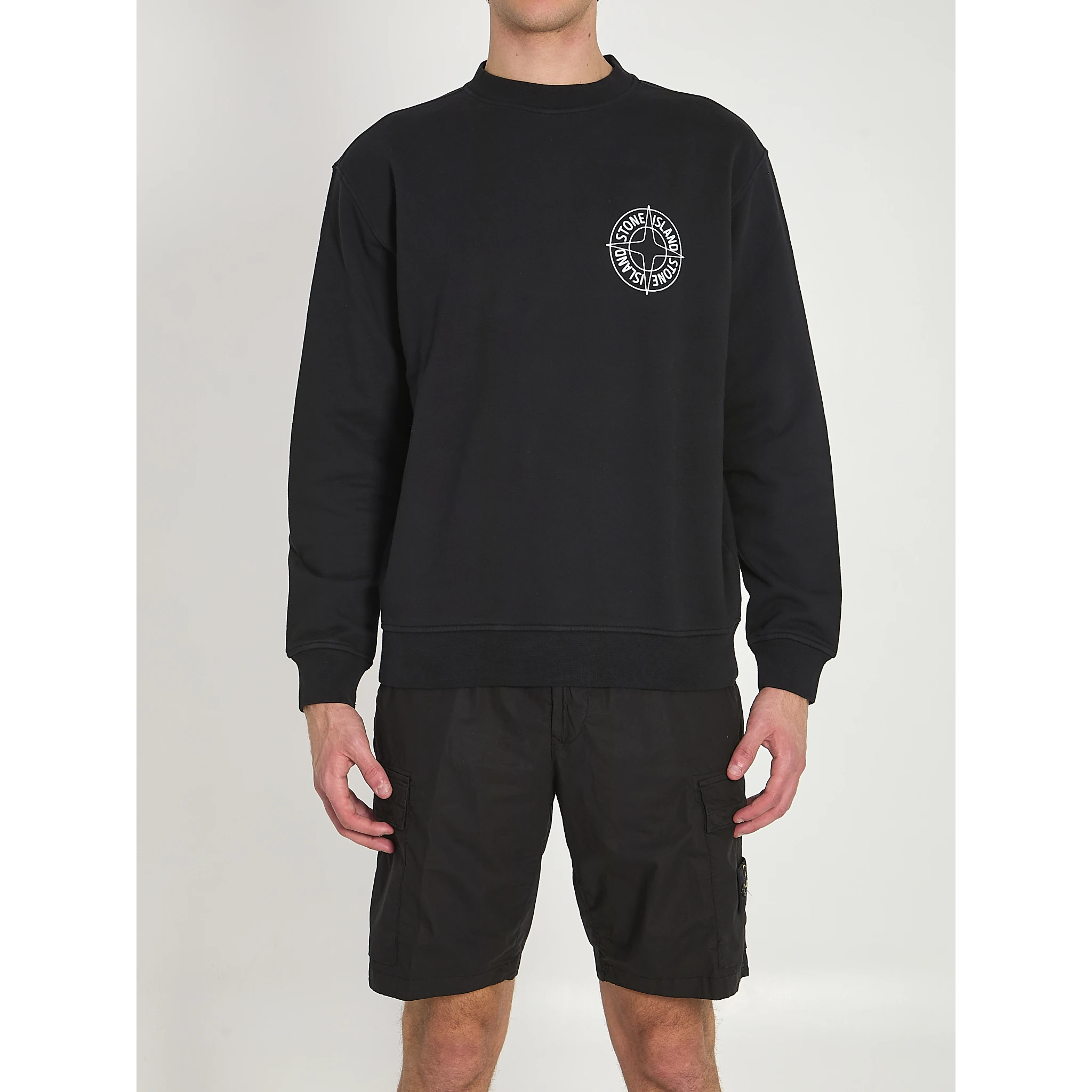 كنزة برقبة دائرية