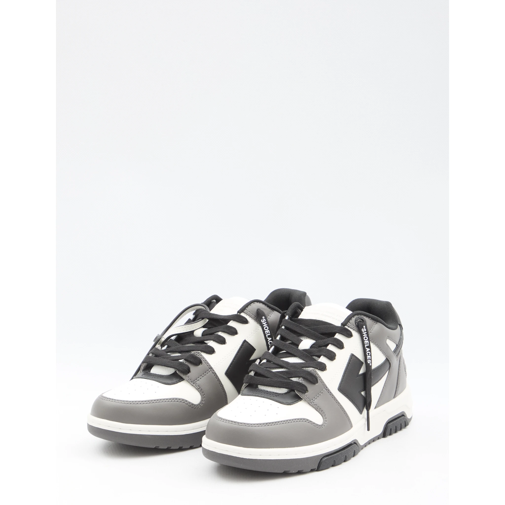 أحذية رياضية خارج المكتب