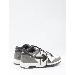 أحذية رياضية خارج المكتب