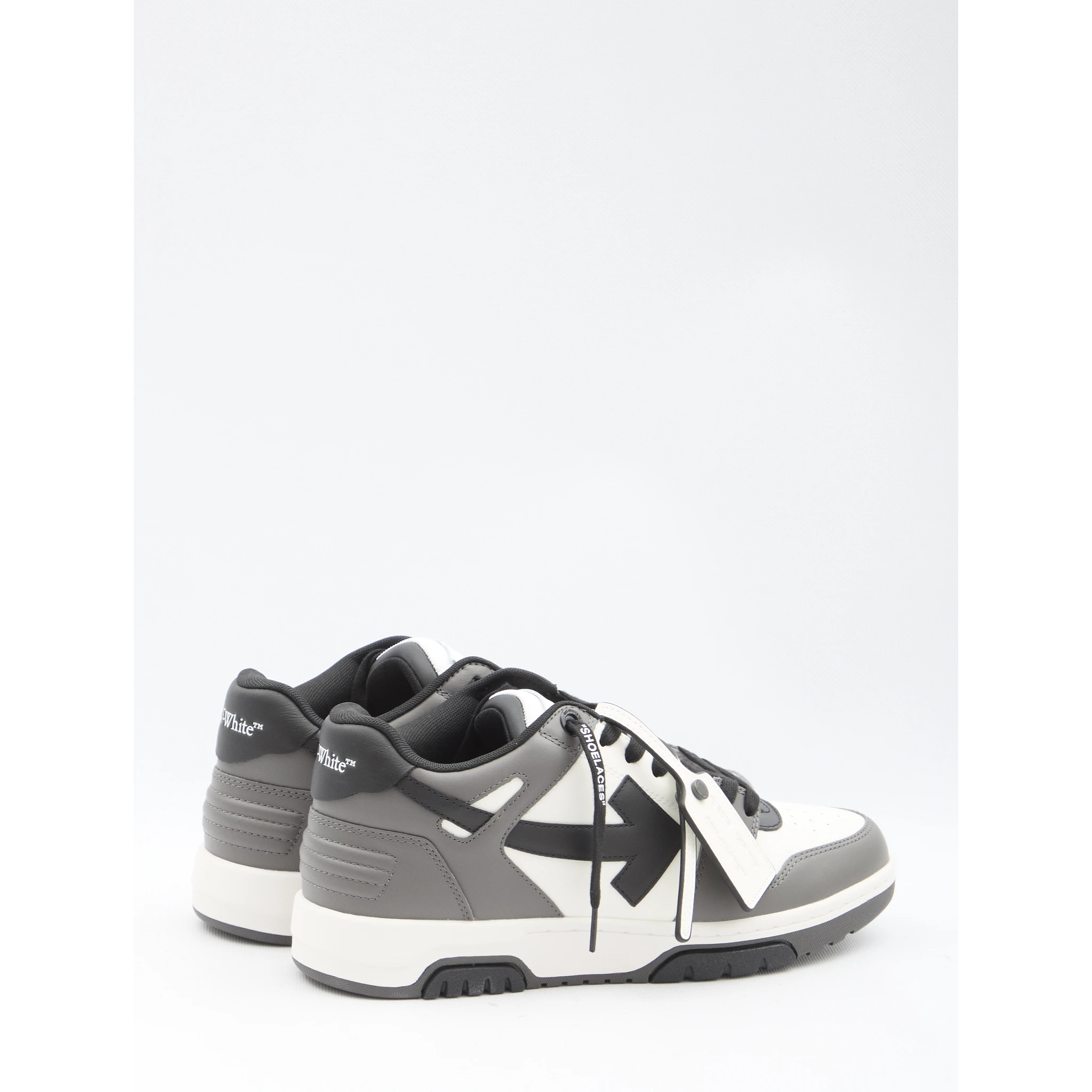 أحذية رياضية خارج المكتب