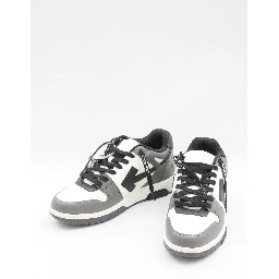 أحذية رياضية خارج المكتب