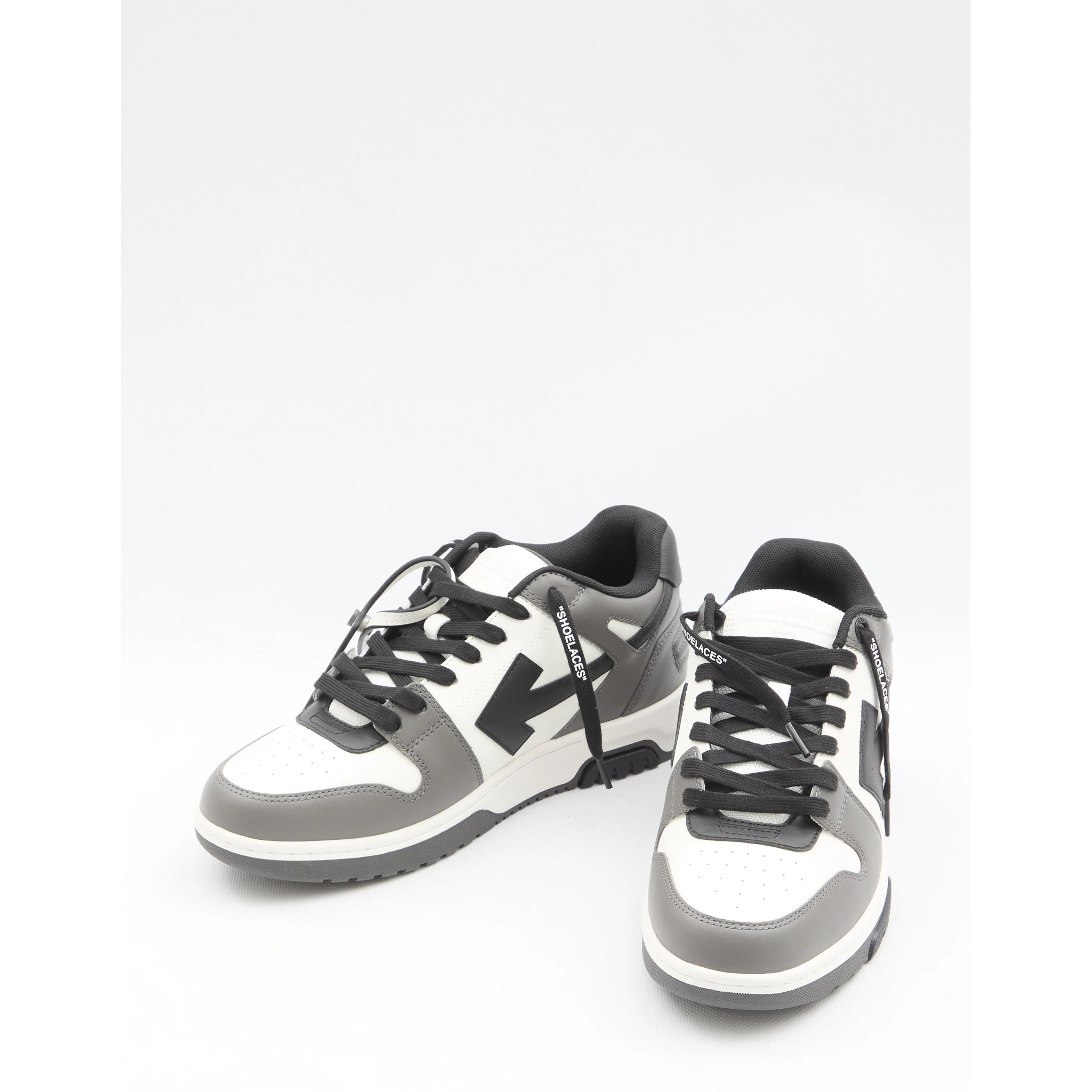 أحذية رياضية خارج المكتب