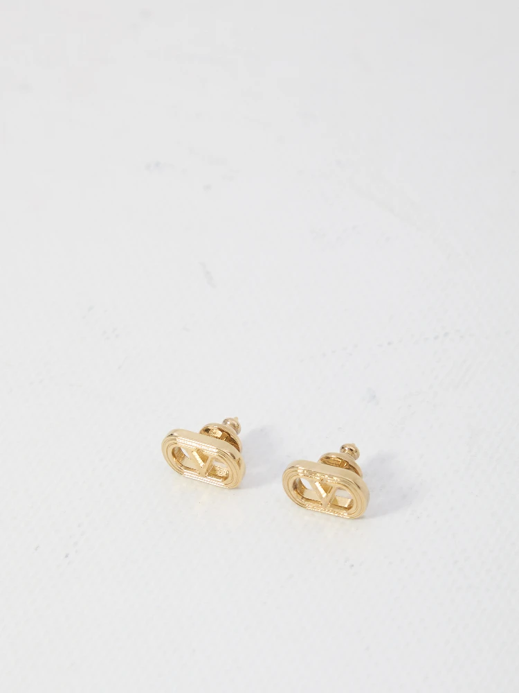 أقراط بيضاوية الشكل