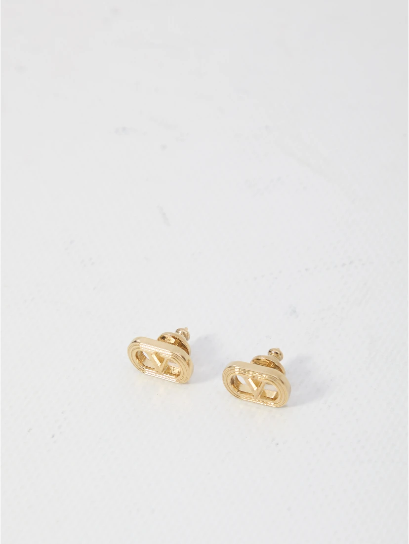 أقراط بيضاوية الشكل