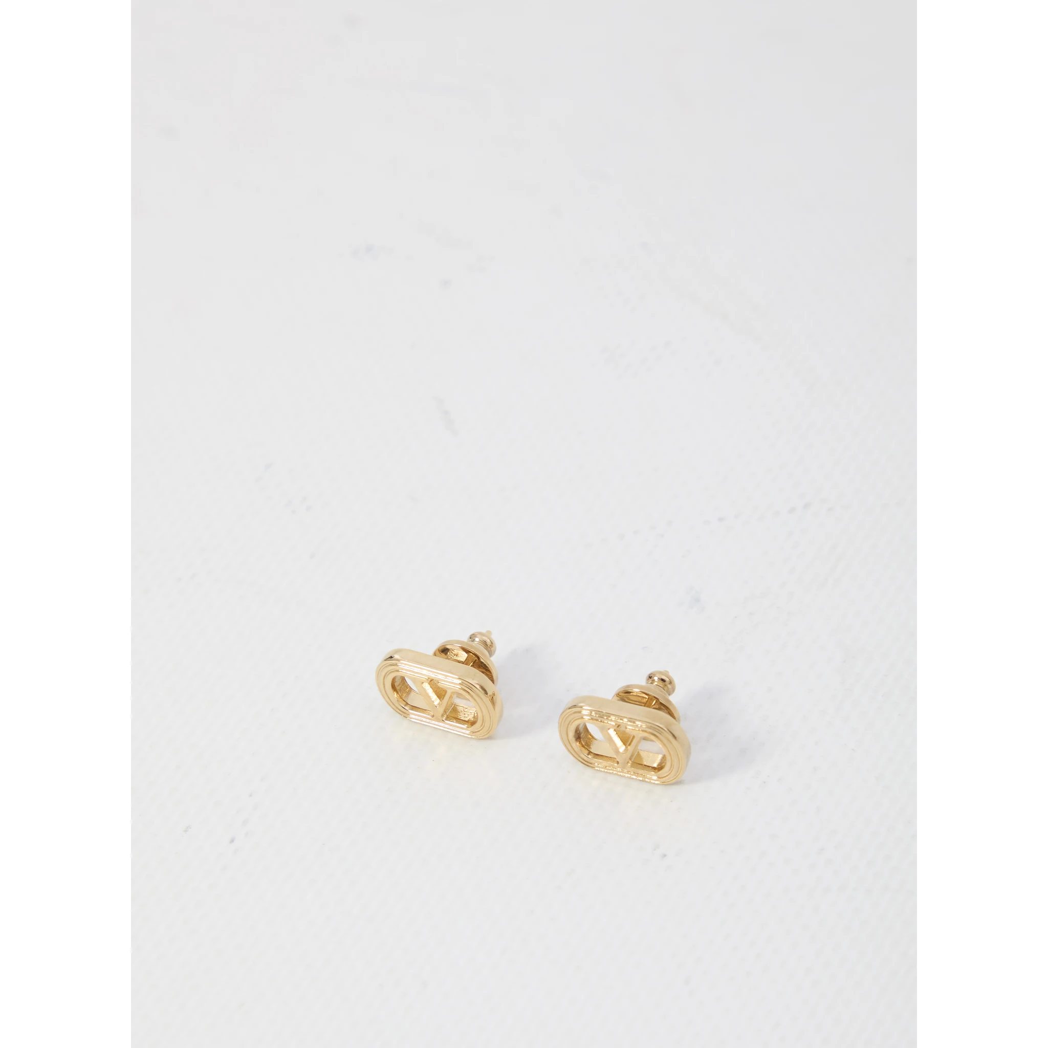 أقراط بيضاوية الشكل